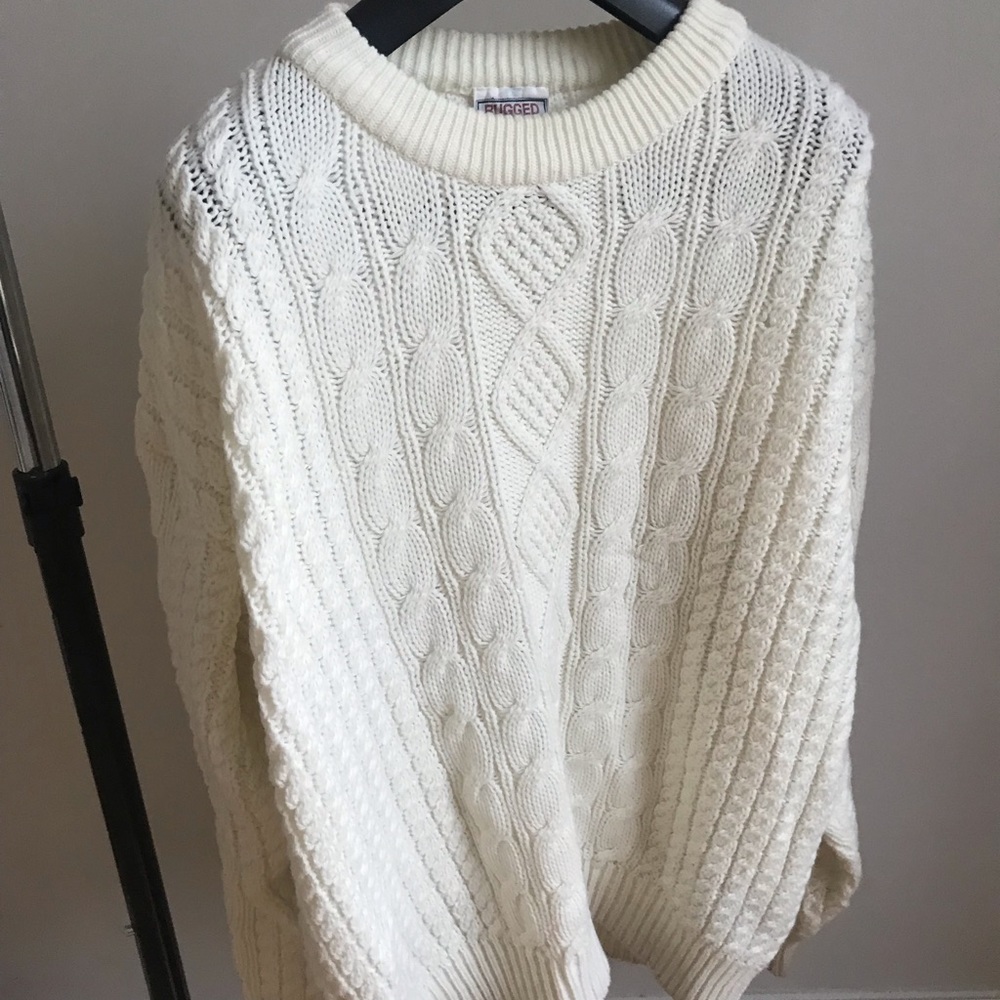 White woven sweater in excellent condition